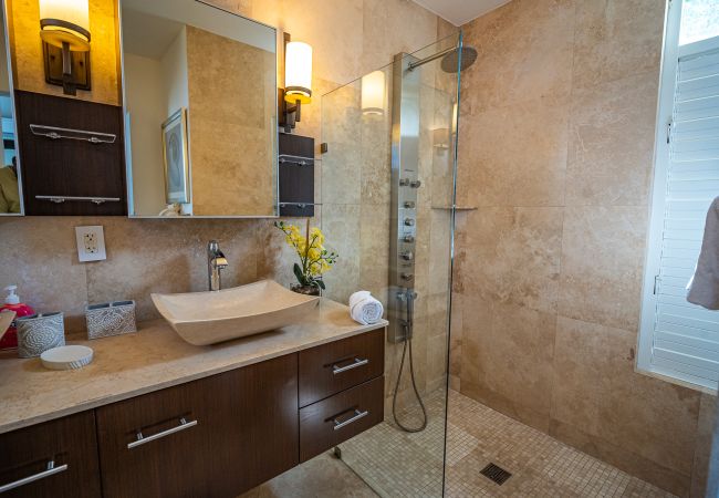 Villa in Jolly Harbour - Spectacular Hillside Retreat Villa in Jolly Harbour - Spectacular Hillside Retreat