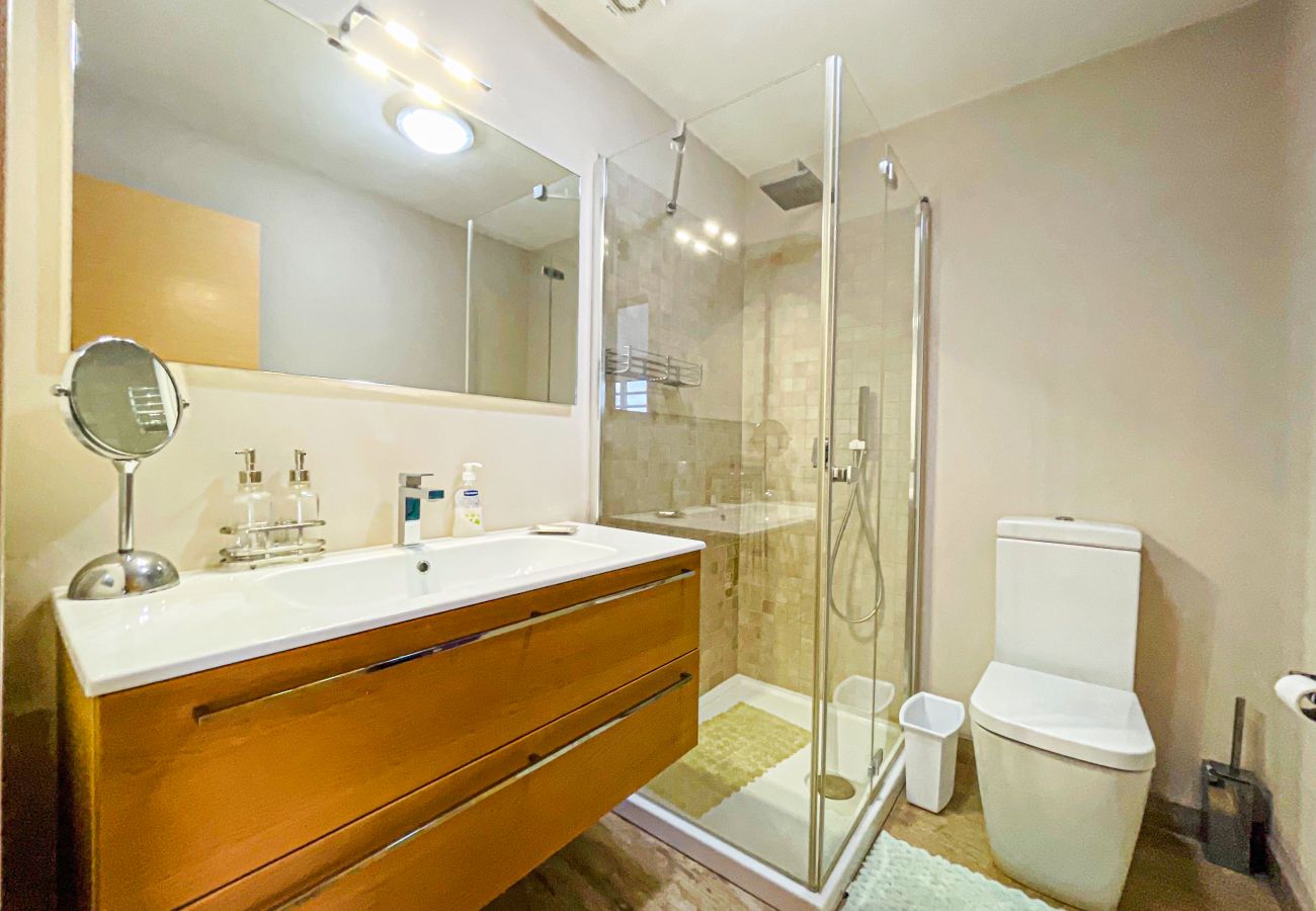 Villa Rental at Jolly Harbour, Cool Contemporary bathroom