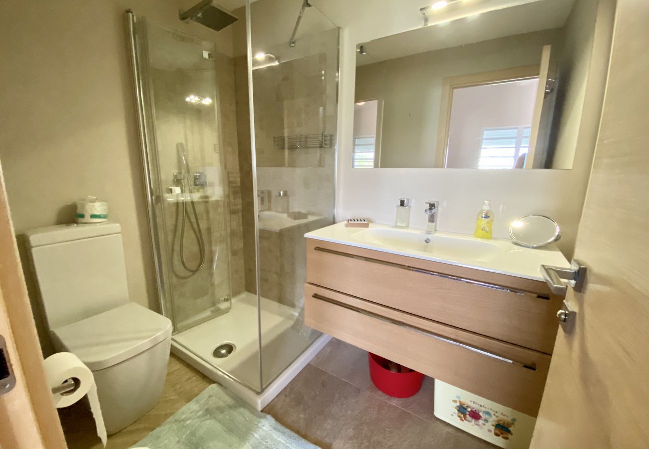 Townhouse in Jolly Harbour - Lovely water front villa just 5 minutes from the beach