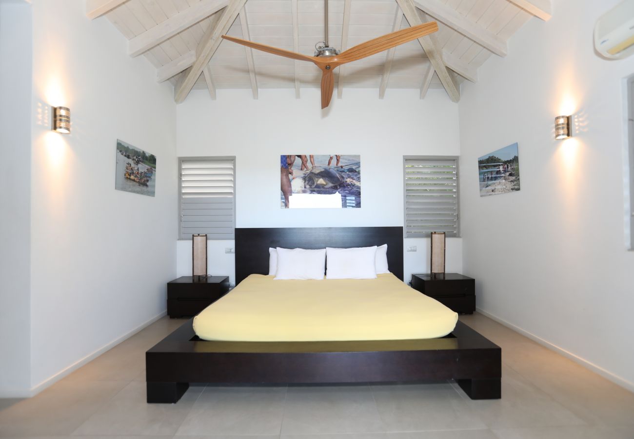 Spacious bedroom with kingsized bed, private verandah, ensuite walk in shower, infinity pool, amazing views