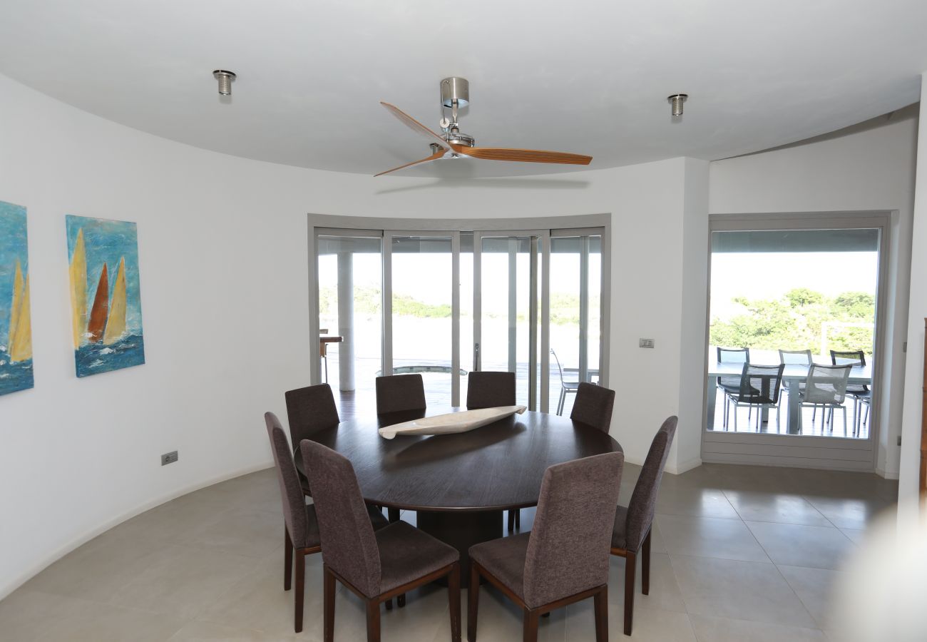 Spacious dining area, bay views, private pool, six bedrooms villa rental, Antigua