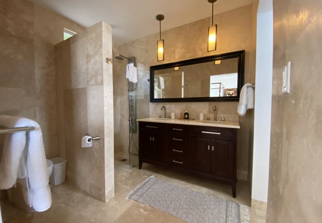 Villa in Jolly Harbour - Exceptional Hillside Haven Villa in Jolly Harbour - Exceptional Hillside Haven