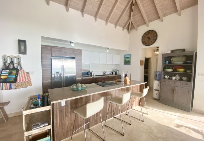 Villa in Jolly Harbour - Exceptional Hillside Haven Villa in Jolly Harbour - Exceptional Hillside Haven