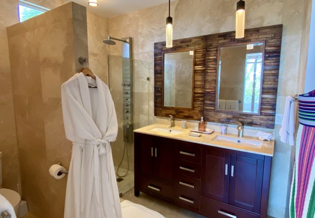 Villa in Jolly Harbour - Exceptional Hillside Haven Villa in Jolly Harbour - Exceptional Hillside Haven