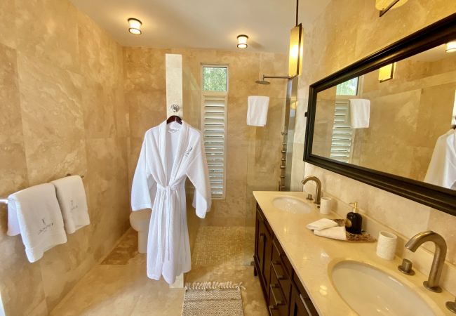 Villa in Jolly Harbour - Exceptional Hillside Haven Villa in Jolly Harbour - Exceptional Hillside Haven