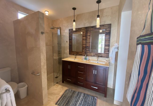 Villa in Jolly Harbour - Exceptional Hillside Haven Villa in Jolly Harbour - Exceptional Hillside Haven