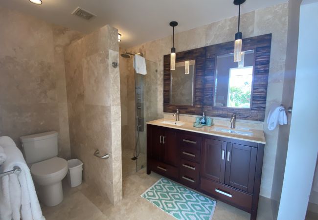 Villa in Jolly Harbour - Exceptional Hillside Haven Villa in Jolly Harbour - Exceptional Hillside Haven