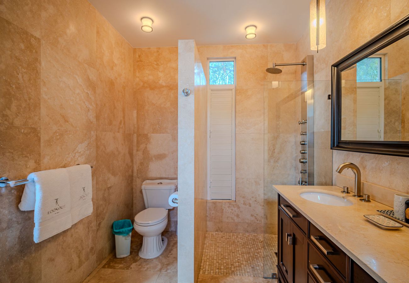 Villa in Jolly Harbour - Exceptional Hillside Haven