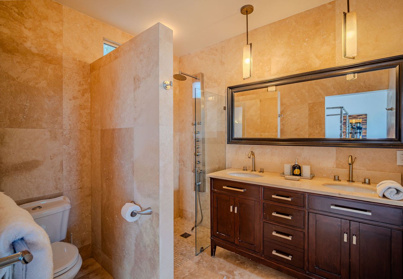 Villa in Jolly Harbour - Exceptional Hillside Haven