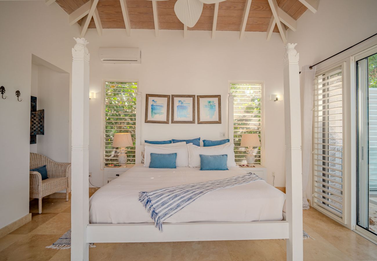 Villa in Jolly Harbour - Exceptional Hillside Haven