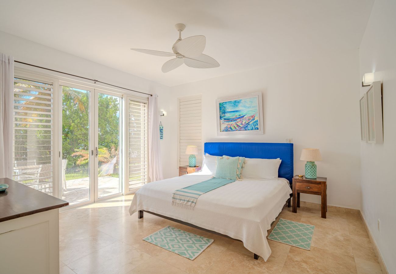 Villa in Jolly Harbour - Exceptional Hillside Haven