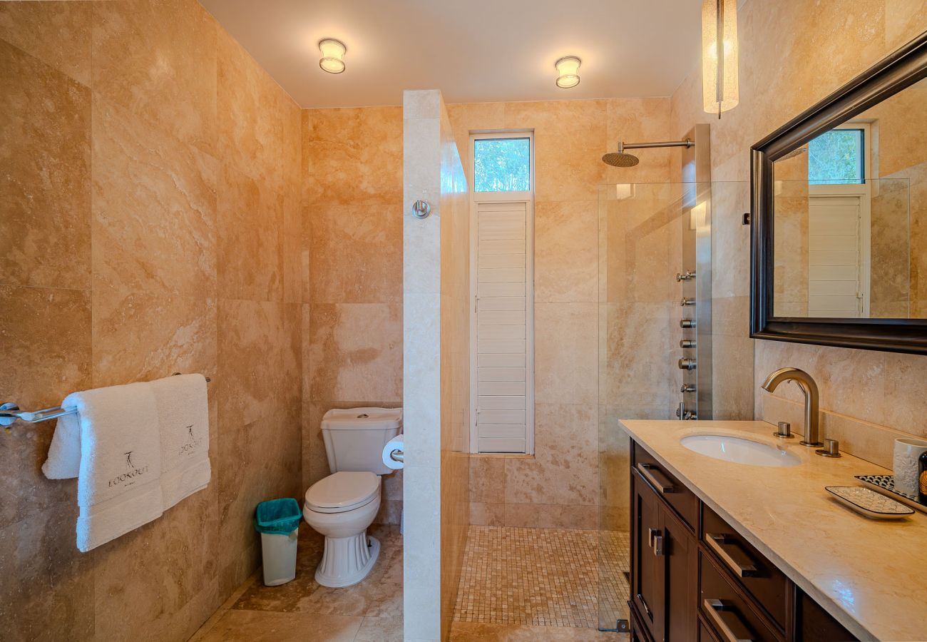 Villa in Jolly Harbour - Exceptional Hillside Haven