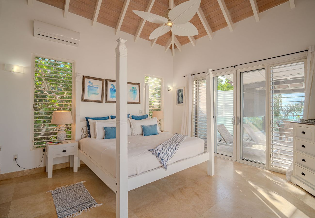 Villa in Jolly Harbour - Exceptional Hillside Haven