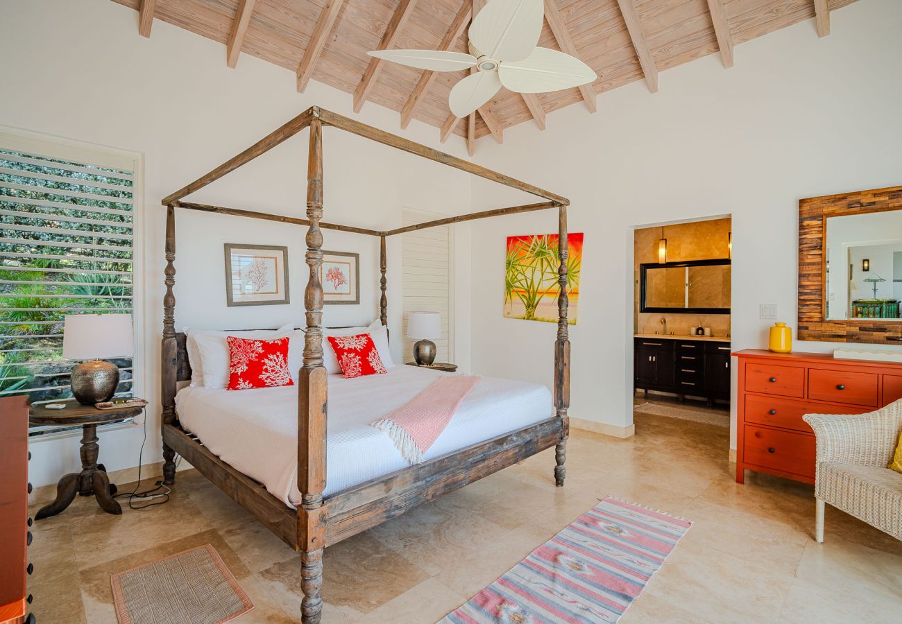 Villa in Jolly Harbour - Exceptional Hillside Haven