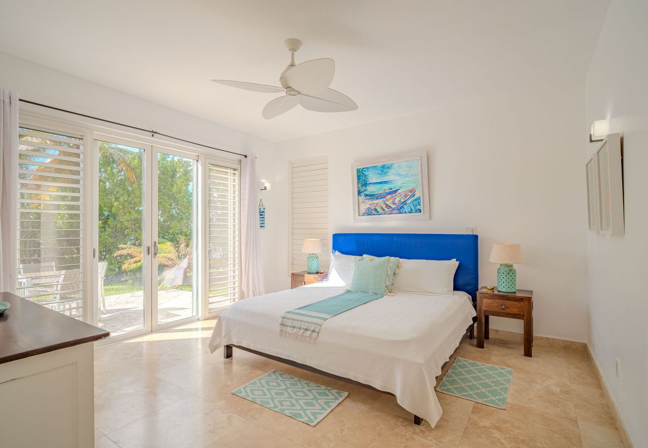 Villa in Jolly Harbour - Exceptional Hillside Haven