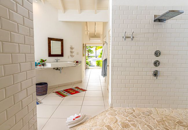 Villa in Jolly Harbour - VIP Palm Point Beach House Villa in Jolly Harbour - VIP Palm Point Beach House