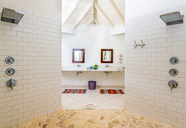 Villa in Jolly Harbour - VIP Palm Point Beach House Villa in Jolly Harbour - VIP Palm Point Beach House