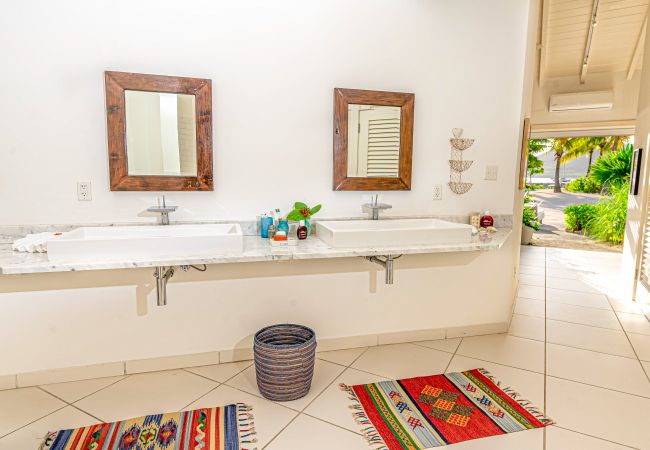 Villa in Jolly Harbour - VIP Palm Point Beach House Villa in Jolly Harbour - VIP Palm Point Beach House