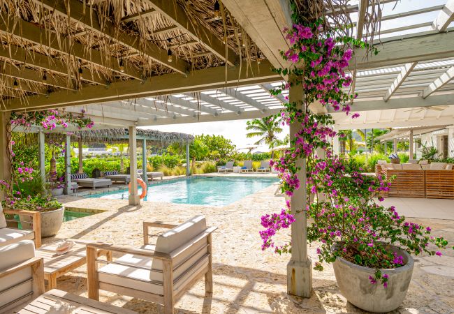 Villa in Jolly Harbour - VIP Palm Point Beach House Villa in Jolly Harbour - VIP Palm Point Beach House