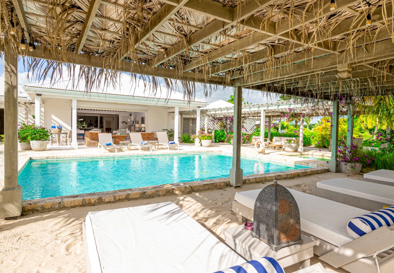 Villa in Jolly Harbour - VIP Palm Point Beach House 