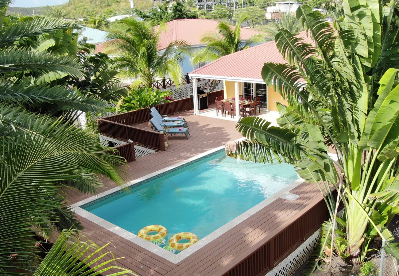 Stunning four bedroom Tropical Home with Pool, sun loungers, barbeque grill, alfresco dining at Harbour View villa rentals