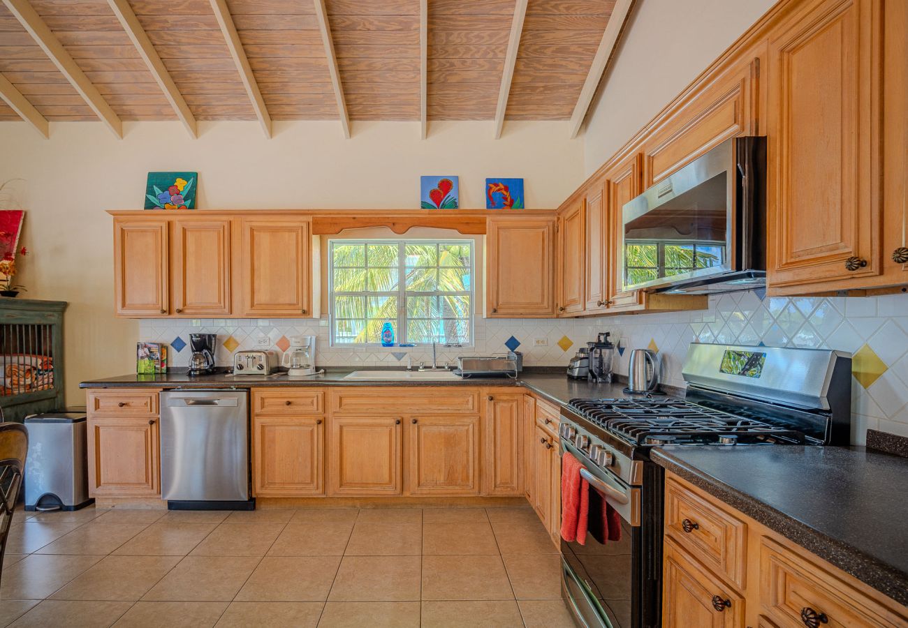 Villa in Jolly Harbour - Tropical Caribbean Oasis