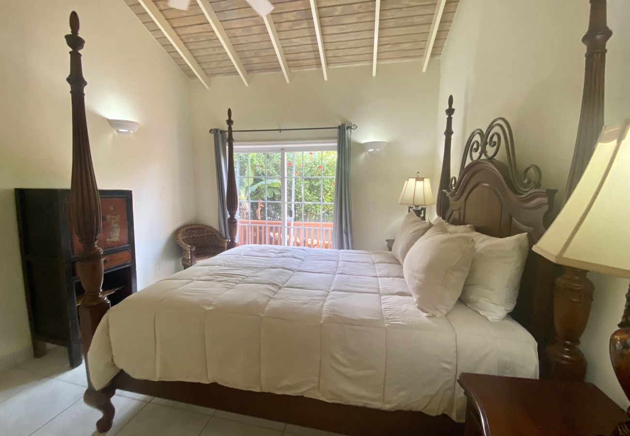 Villa in Jolly Harbour - Tropical Caribbean Oasis