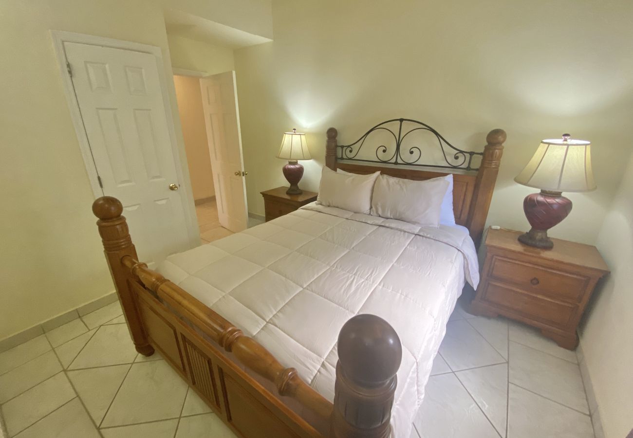 Villa in Jolly Harbour - Tropical Caribbean Oasis