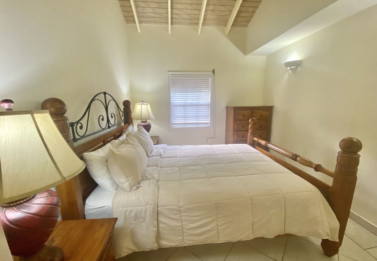 Villa in Jolly Harbour - Tropical Caribbean Oasis