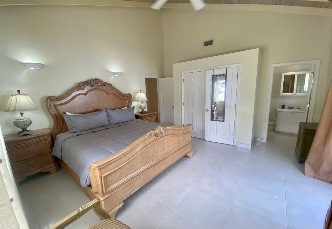 Villa in Jolly Harbour - Tropical Caribbean Oasis