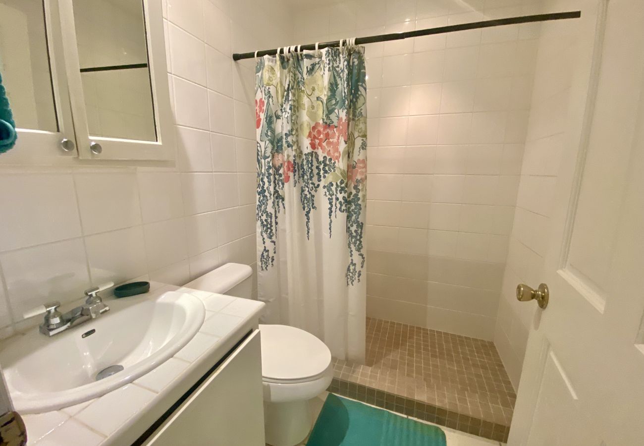 Villa in Jolly Harbour - Tropical Caribbean Oasis