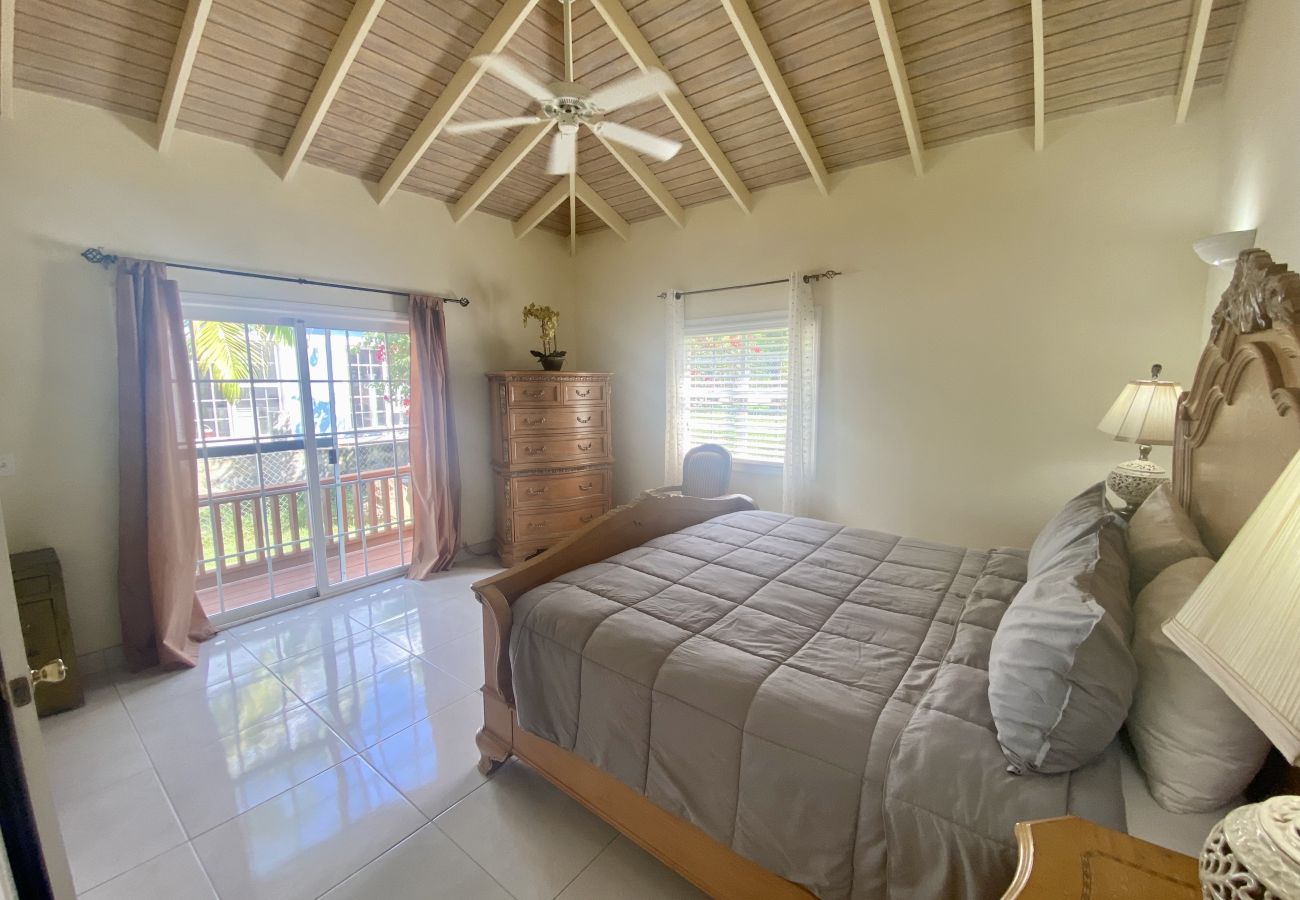 Villa in Jolly Harbour - Tropical Caribbean Oasis