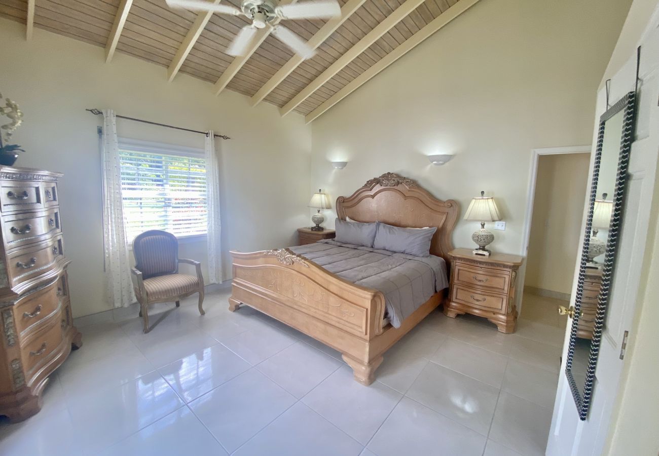 Villa in Jolly Harbour - Tropical Caribbean Oasis