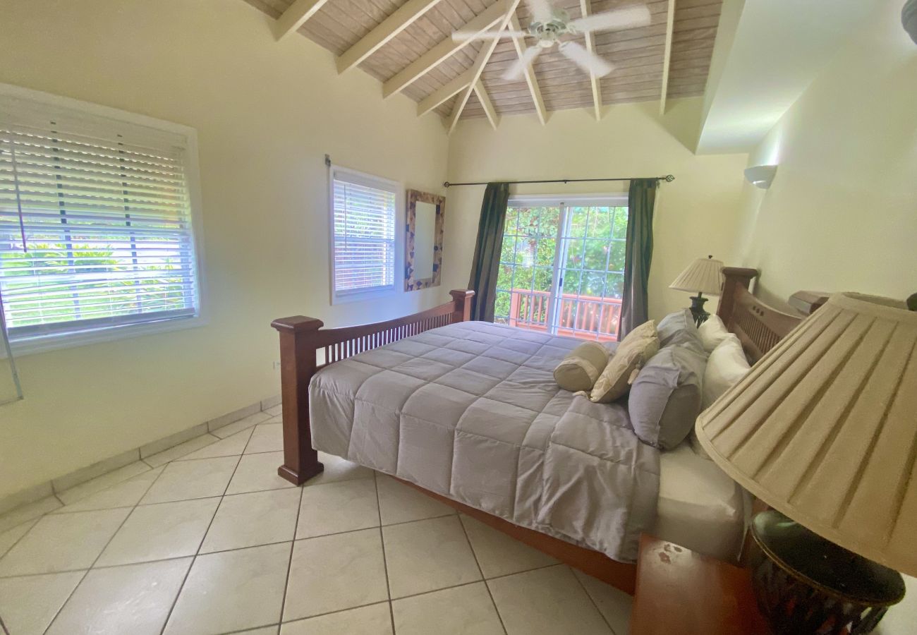 Villa in Jolly Harbour - Tropical Caribbean Oasis