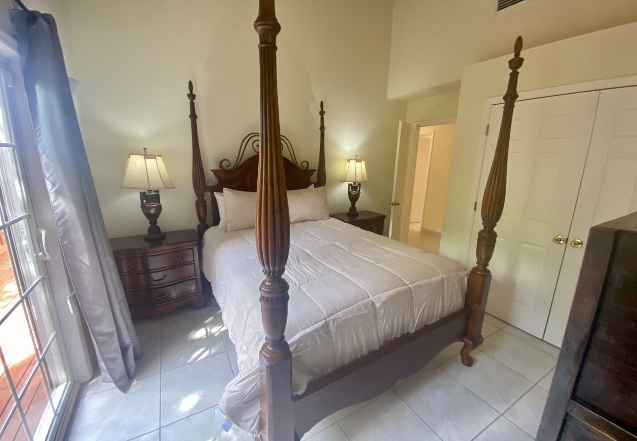 Villa in Jolly Harbour - Tropical Caribbean Oasis