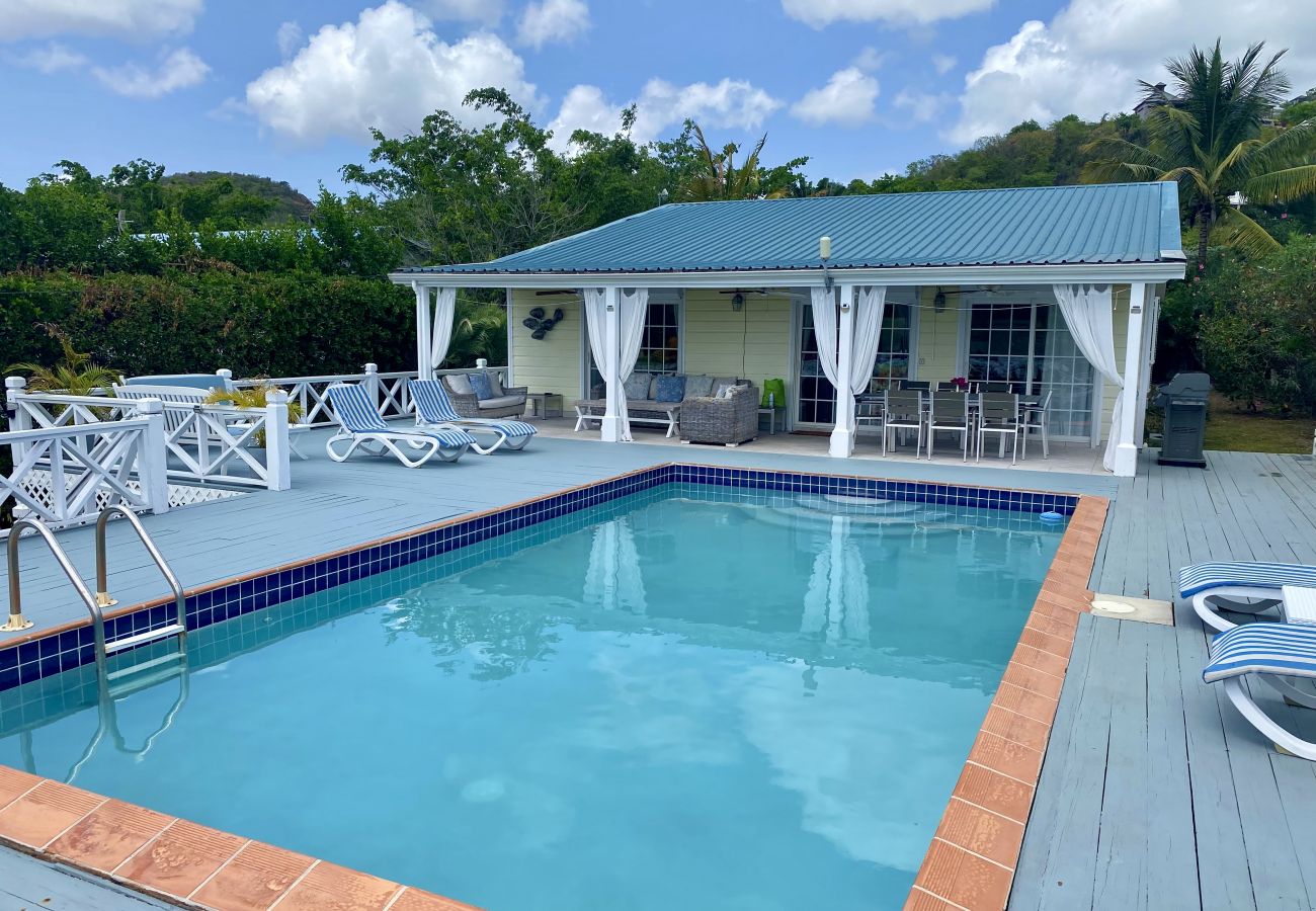 Vast sundeck, private pool,  BBQ grill, Sun loungers, outdoor furniture, and Alfresco dining at Harbour View Villa Rentals