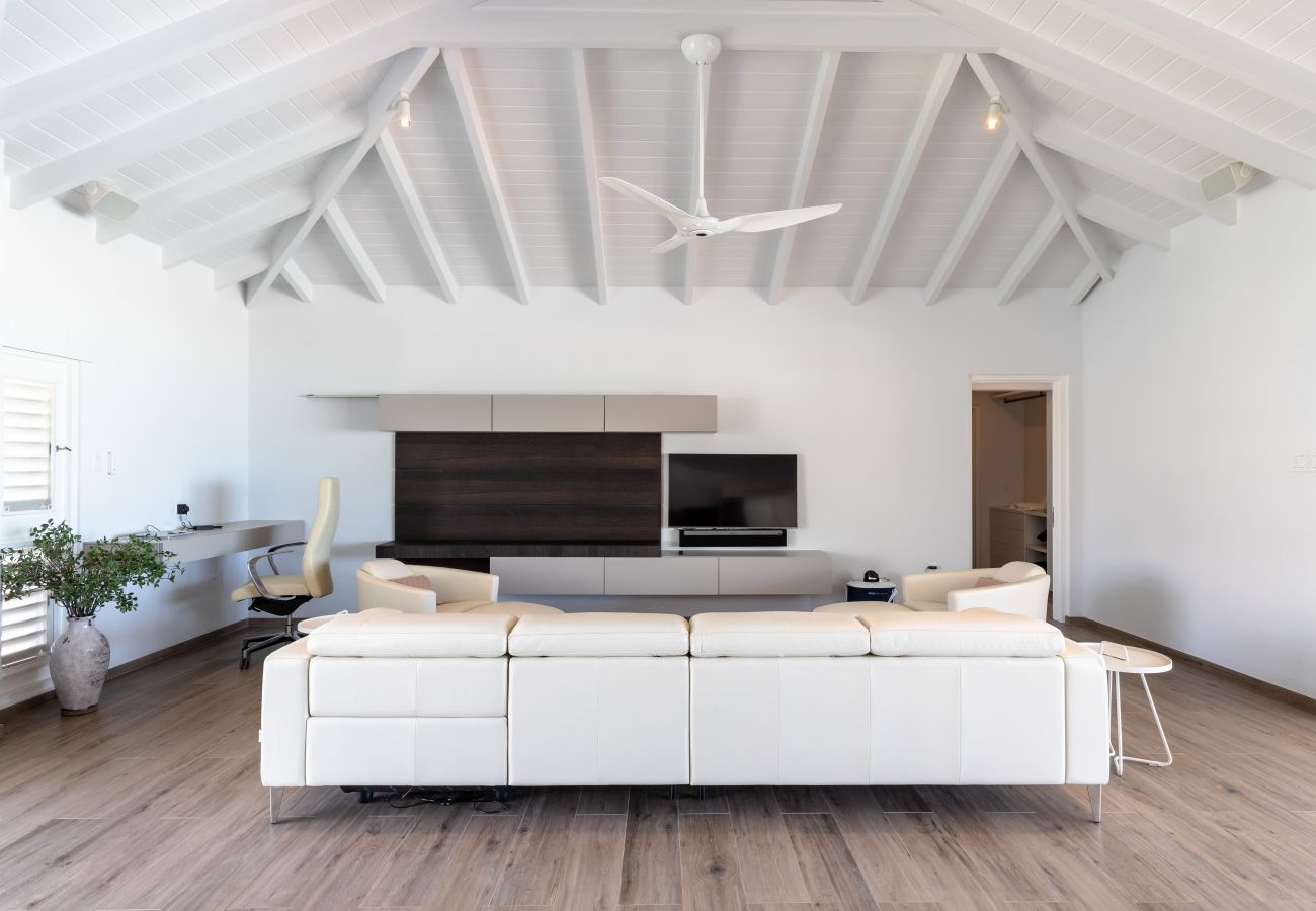 Villa in Jolly Harbour - Beach Front Paradise 