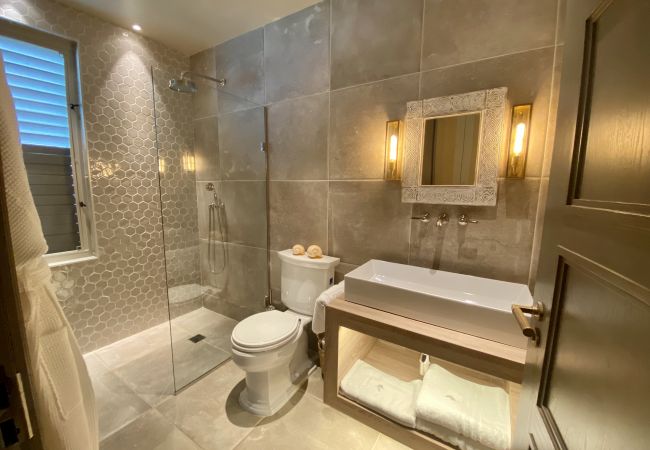 Villa in Jolly Harbour - VIP Idyllic Hilltop Paradise Villa in Jolly Harbour - VIP Idyllic Hilltop Paradise