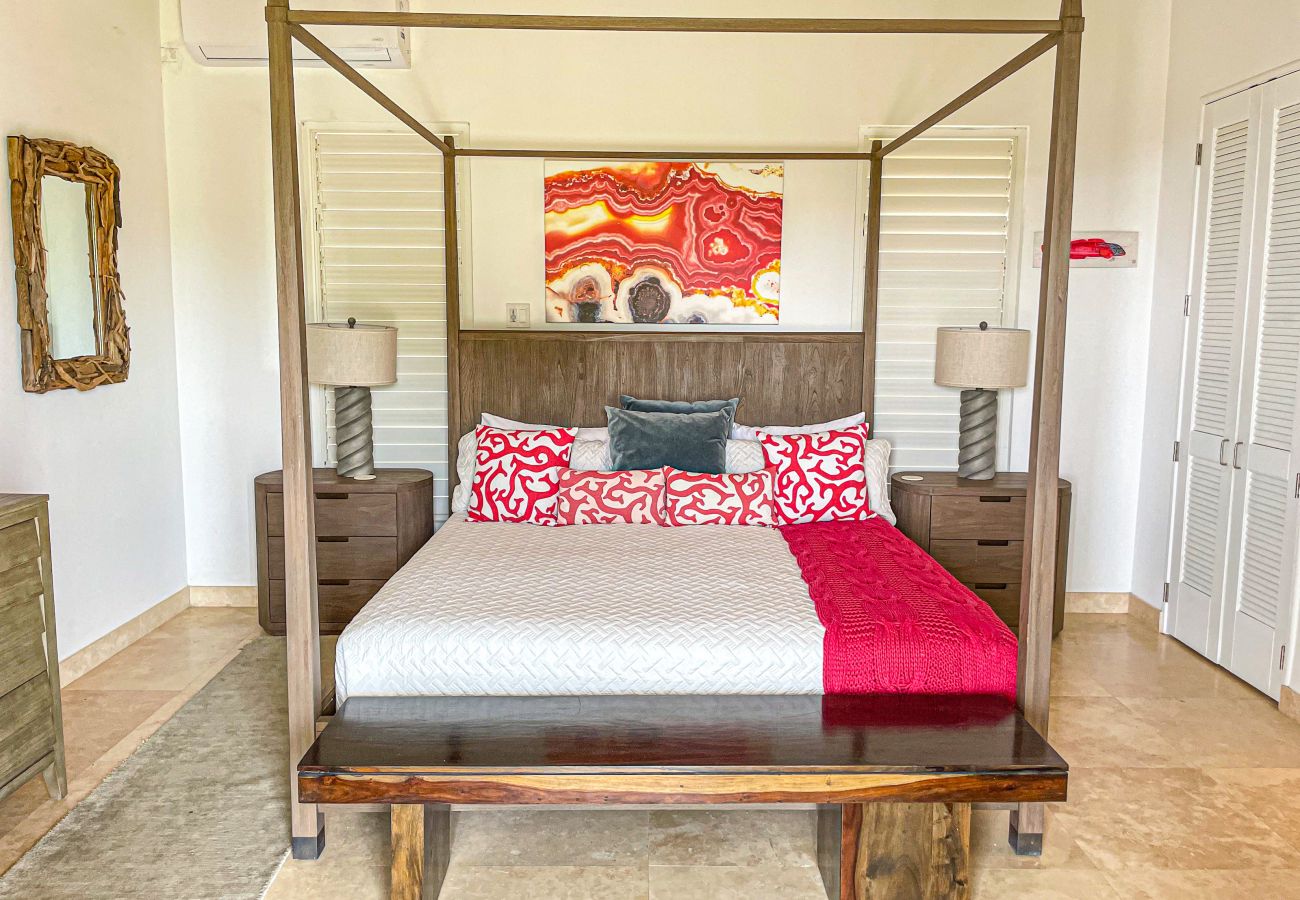 Stunning natural, vaulted ceilings with luxurious en-suite bathrooms and full body showers at Sugar Ridge Villa Rentals