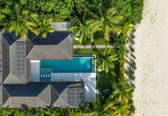 Villa in Jolly Harbour - VIP Breathtaking Beach House Villa in Jolly Harbour - VIP Breathtaking Beach House