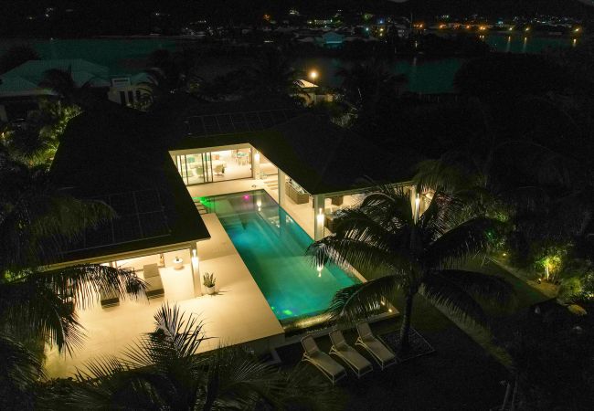 Villa in Jolly Harbour - VIP Breathtaking Beach House Villa in Jolly Harbour - VIP Breathtaking Beach House