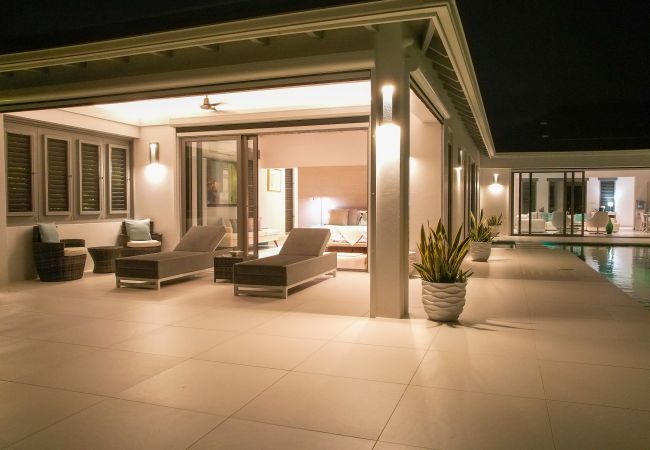 Villa in Jolly Harbour - VIP Breathtaking Beach House Villa in Jolly Harbour - VIP Breathtaking Beach House