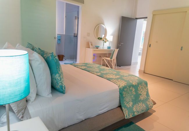 Villa in Jolly Harbour - VIP Breathtaking Beach House Villa in Jolly Harbour - VIP Breathtaking Beach House