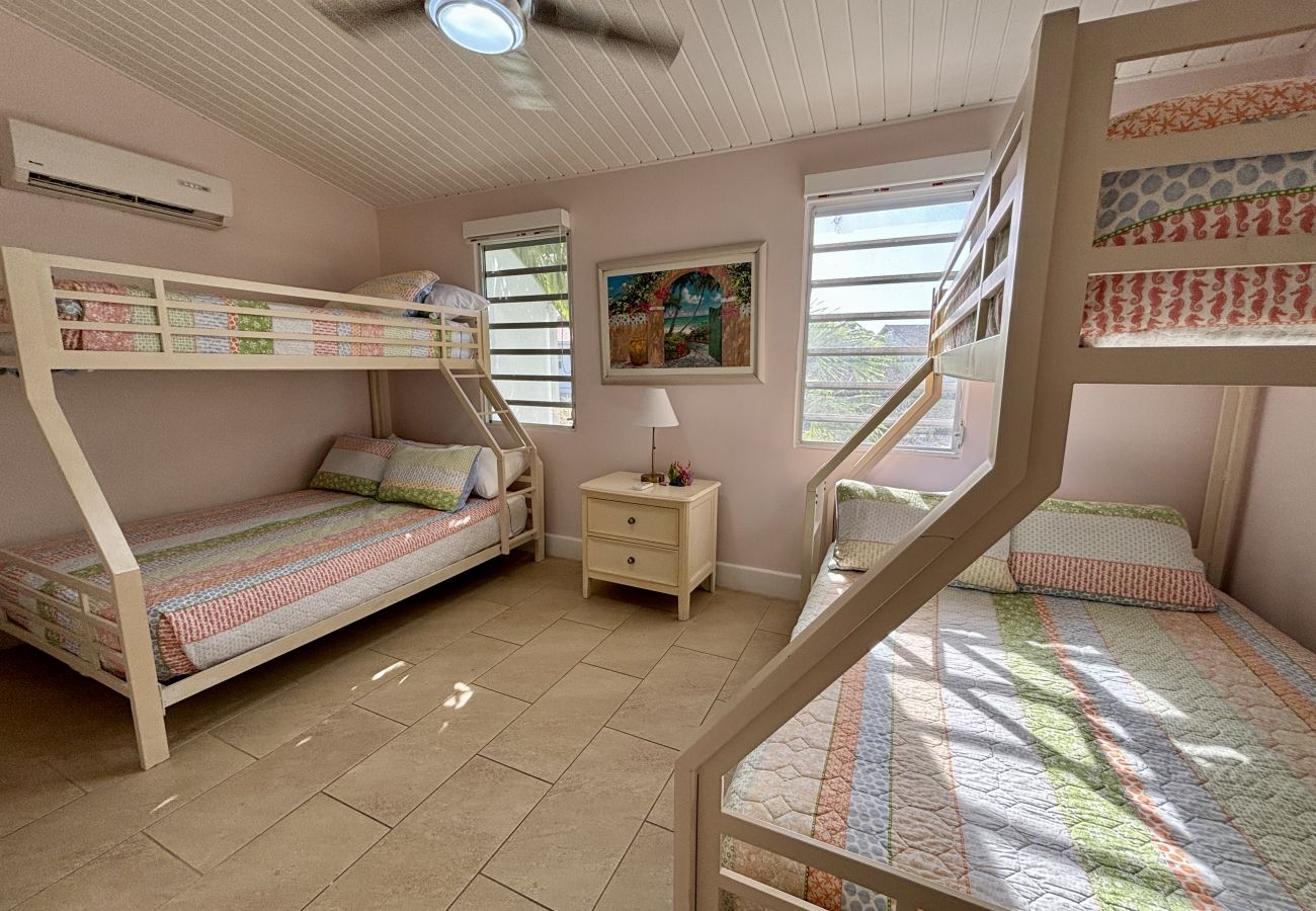 Villa in Jolly Harbour - Delightful Waterfront Villa