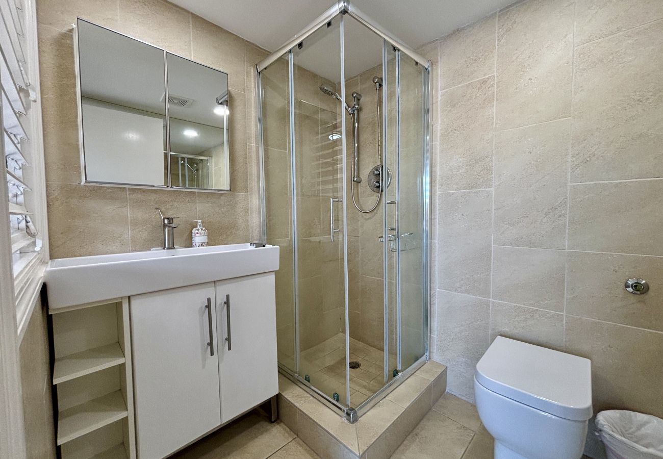 Villa in Jolly Harbour - Delightful Waterfront Villa