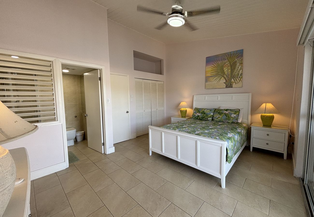 Villa in Jolly Harbour - Delightful Waterfront Villa