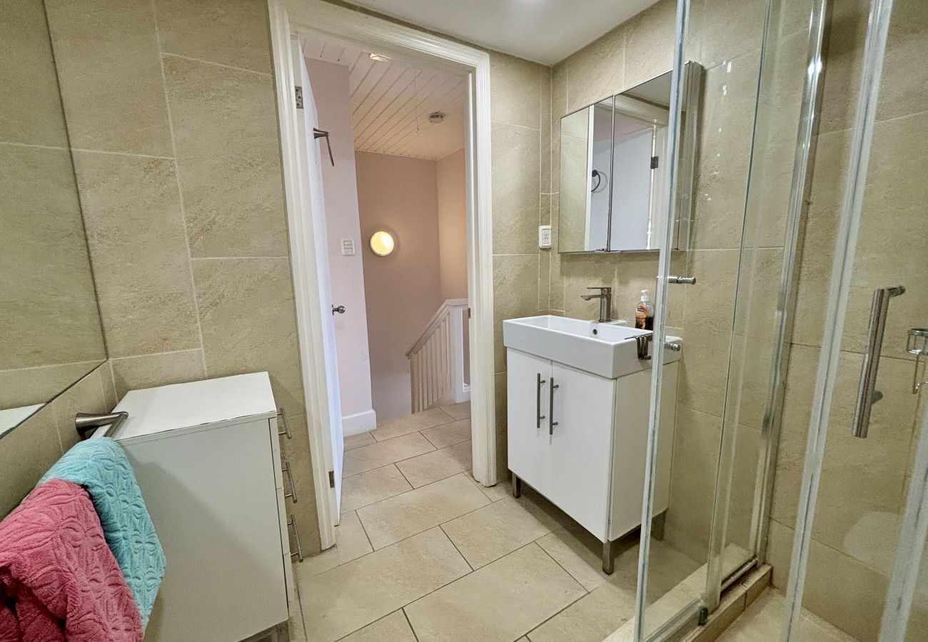 Villa in Jolly Harbour - Delightful Waterfront Villa