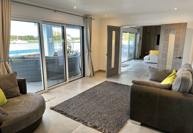 Villa in Jolly Harbour - Spacious Waterfront Sanctuary Villa in Jolly Harbour - Spacious Waterfront Sanctuary