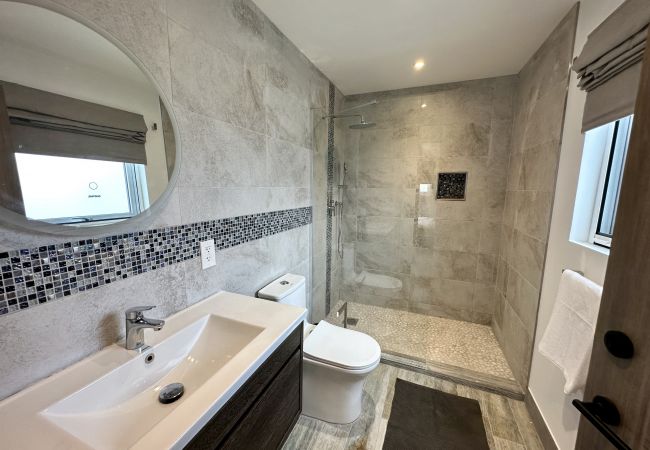 Villa in Jolly Harbour - Spacious Waterfront Sanctuary Villa in Jolly Harbour - Spacious Waterfront Sanctuary