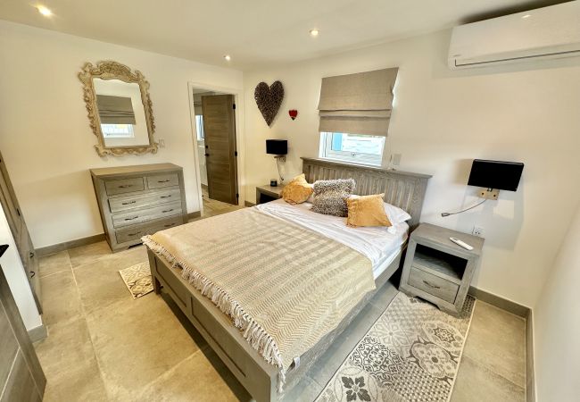 Villa in Jolly Harbour - Spacious Waterfront Sanctuary Villa in Jolly Harbour - Spacious Waterfront Sanctuary